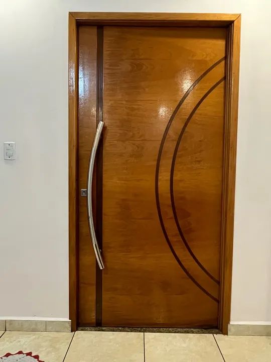 Porta de madeira maciça com design moderno