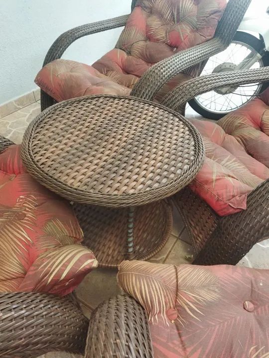 Conjunto de poltronas vime marrom, 04 poltronas e 01 mesa de centro  - Foto 3