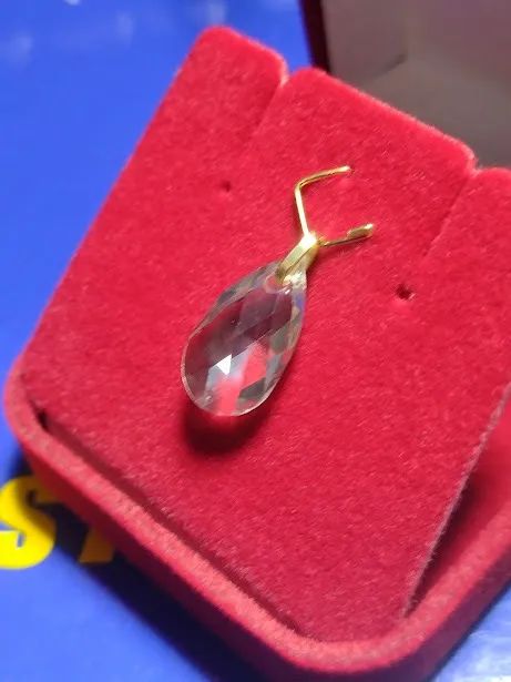 Pingente Cristal Brilha na Luz Ouro 18 Kilates Peso 0.80 Grama 16 x 9 mm                   - Foto 4