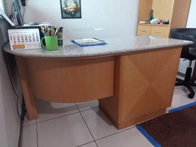 Mesa com tampa de mármore