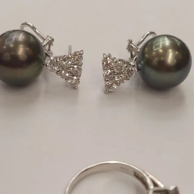 Conjunto de brincos e anel pérola negra e brilhantes 16 mm - Foto 2