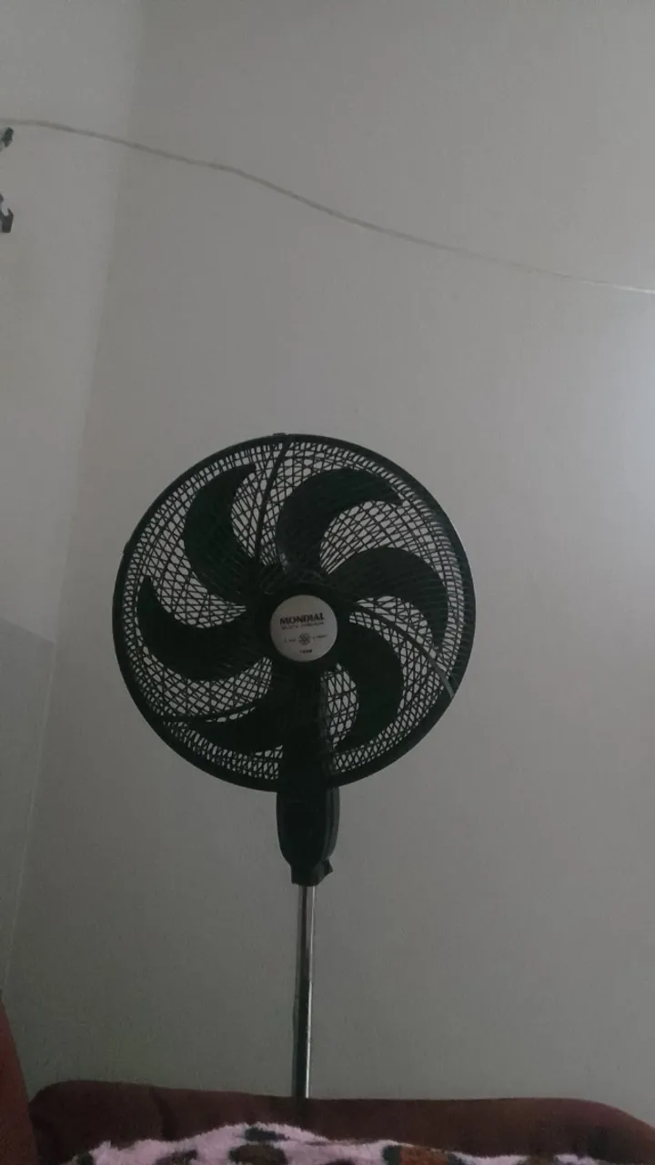 Ventilador coluna como suporte (110 reais)