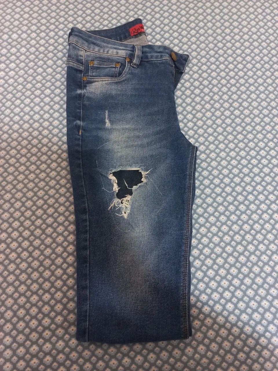 Calça Jeans Azul com Detalhes Rasgados