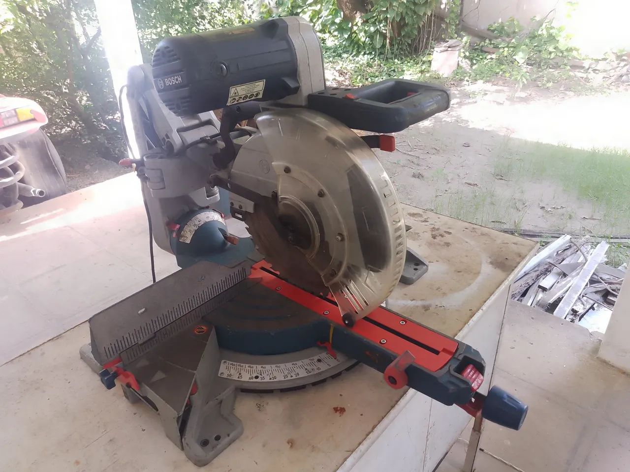 Serra esquadrias Bosch 12" com avanço articulado 