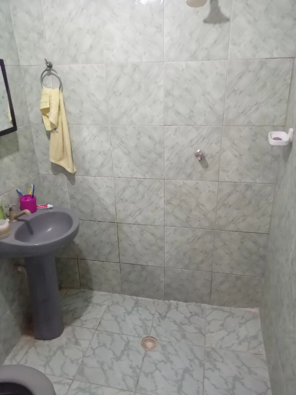 Vende-se uma casa.