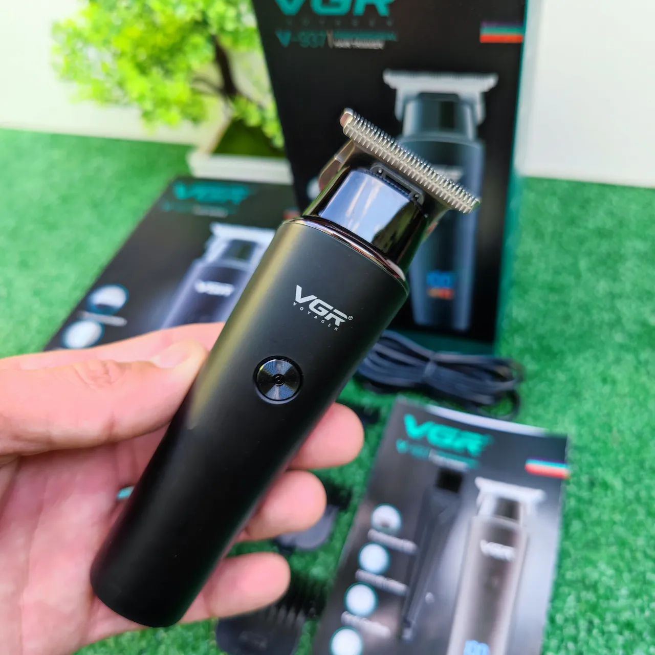 Máquina de barbear e Acabamento profissional  VGR V-937 ate 8 horas de USO
