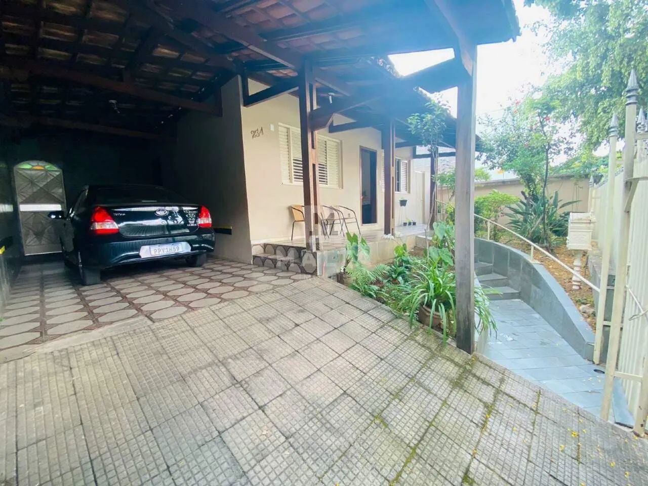 Casa com 04 quartos 02 vagas no centro comercial no Barreiro!! - Foto 2