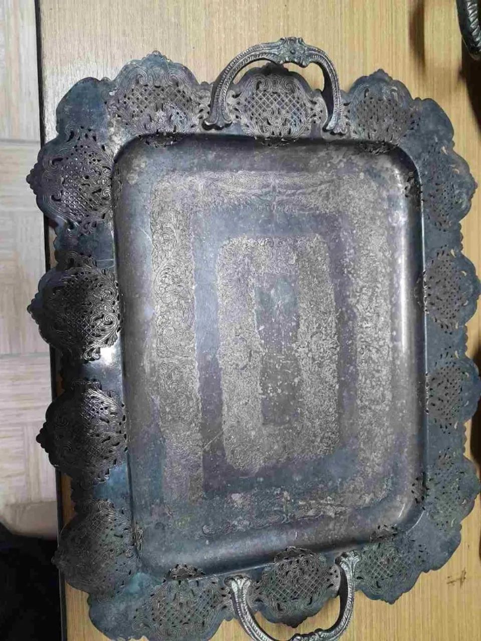 4 bandejas e 2 porta guardanapos antigas para decoração.