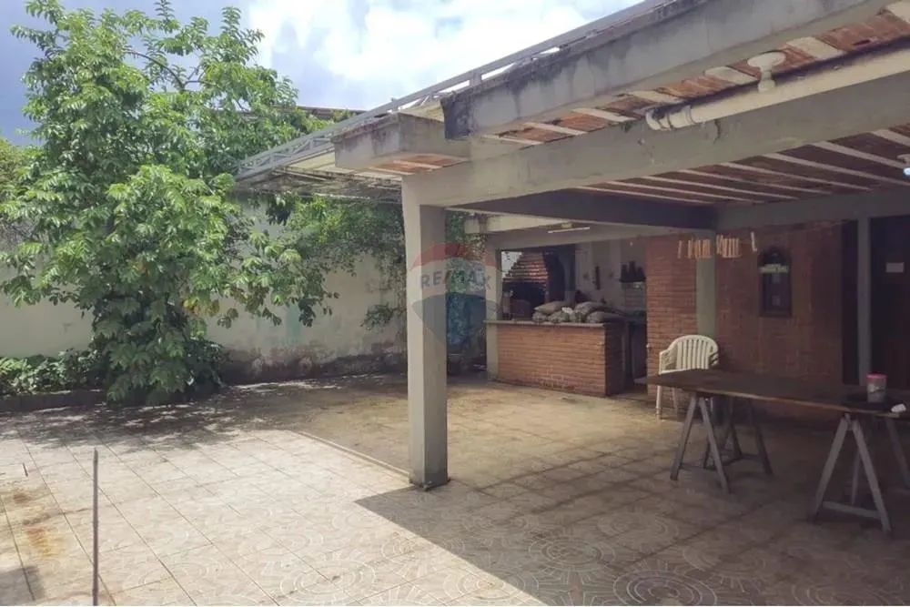 Casa dois andares com quintal, vaga para três garagens, dois banheiros, três quartos, area - Foto 5