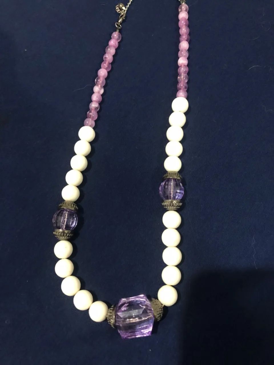 Colar branco com lilás