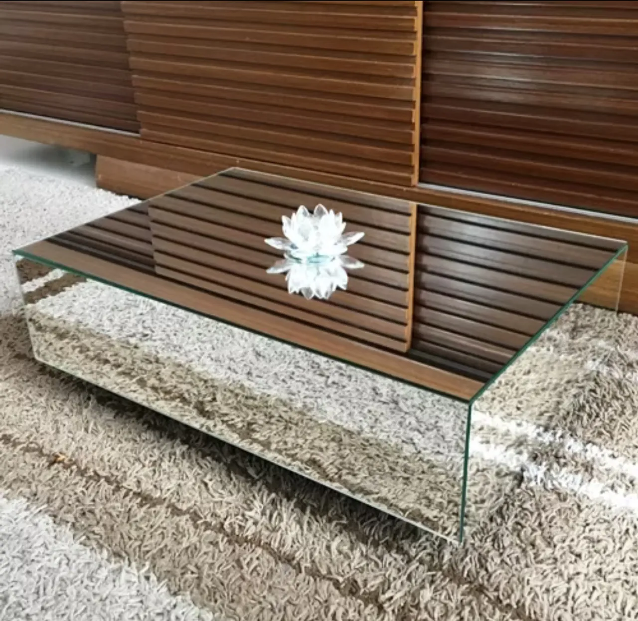 Mesa de centro espelhada com detalhes em madeira