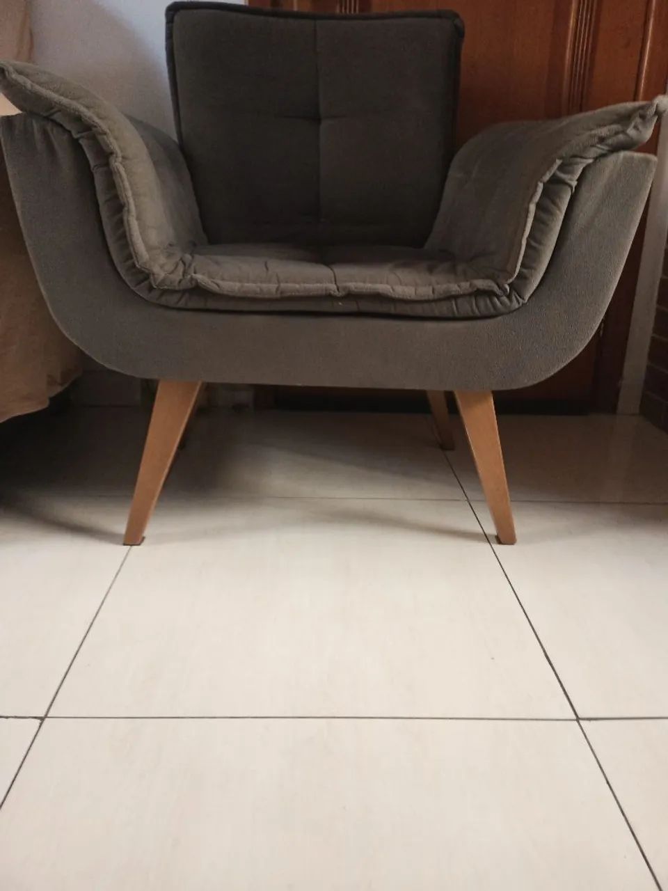 Poltrona Cinza aveludada, confortável e moderna - Foto 2