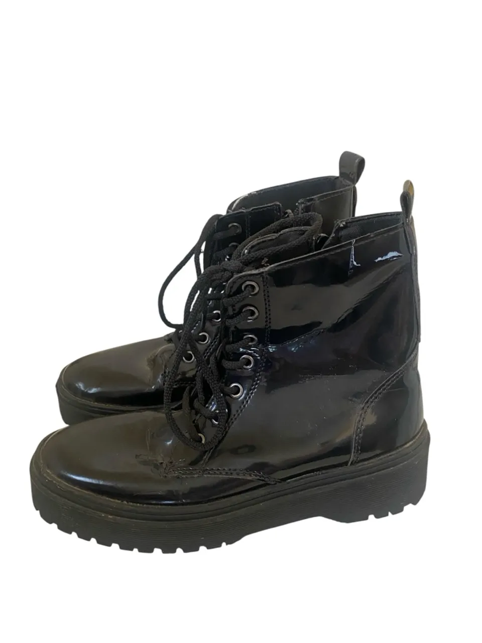 Bota coturno envernizada preta
