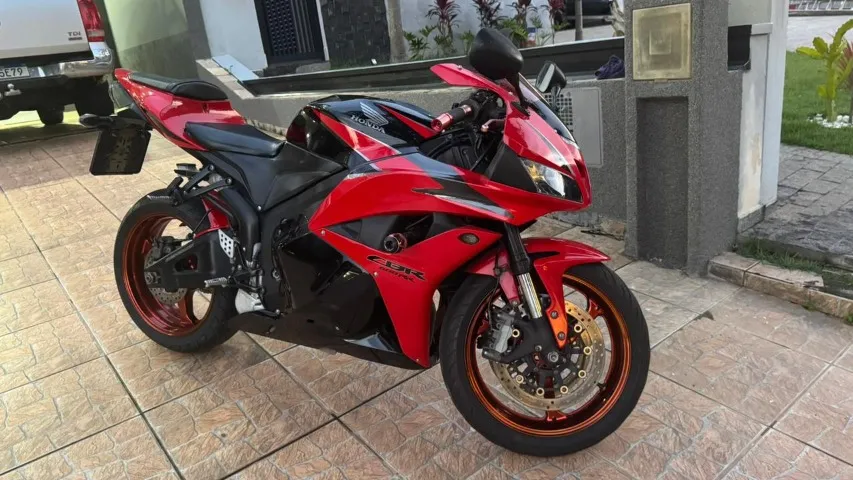 CBR600RR 2010 muito nova, recém revisada