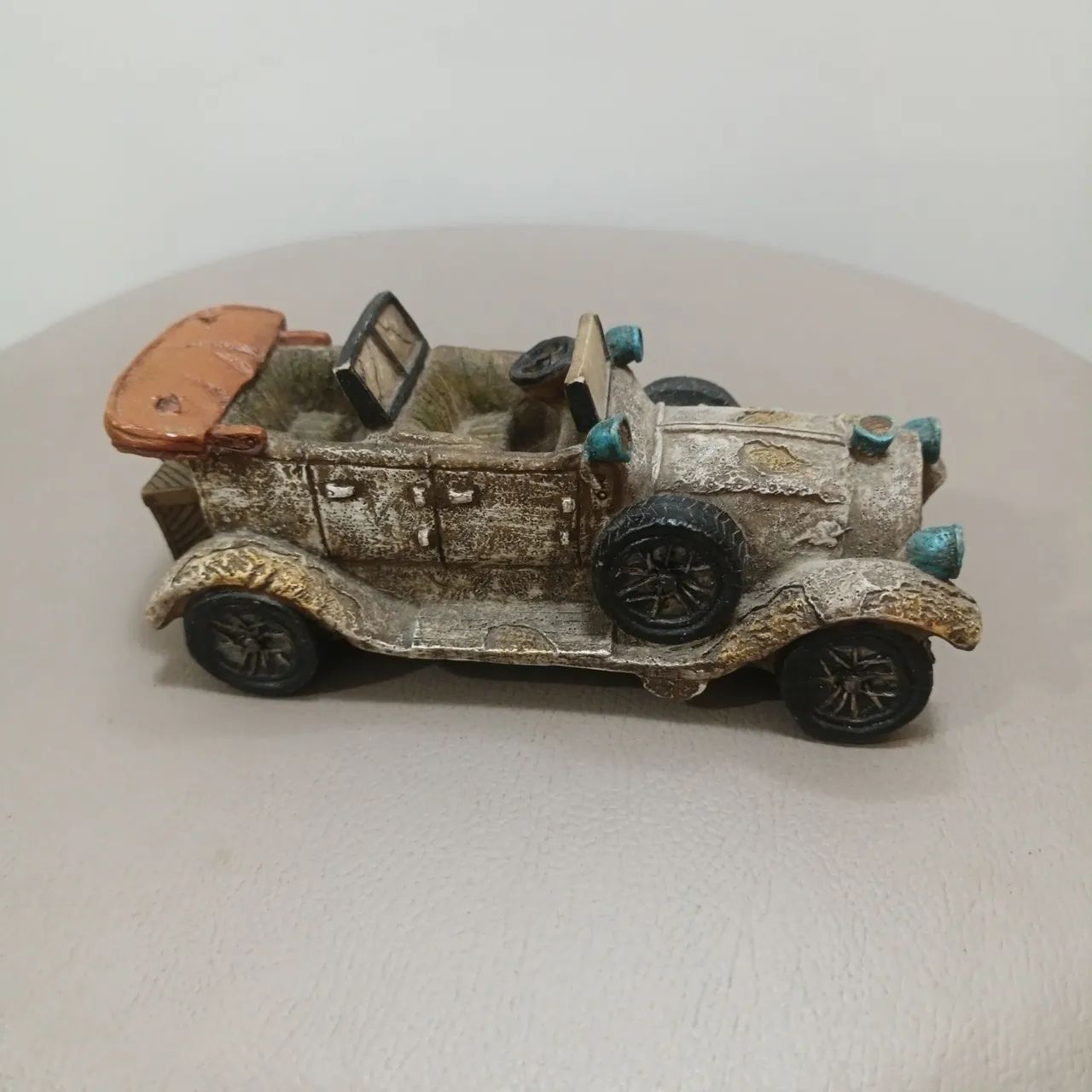 Miniatura de carrinho de resina 