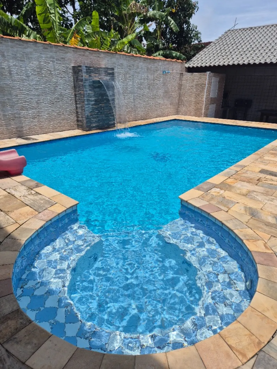 Casa com piscina, cascata e ponto de hidro em Peruibe