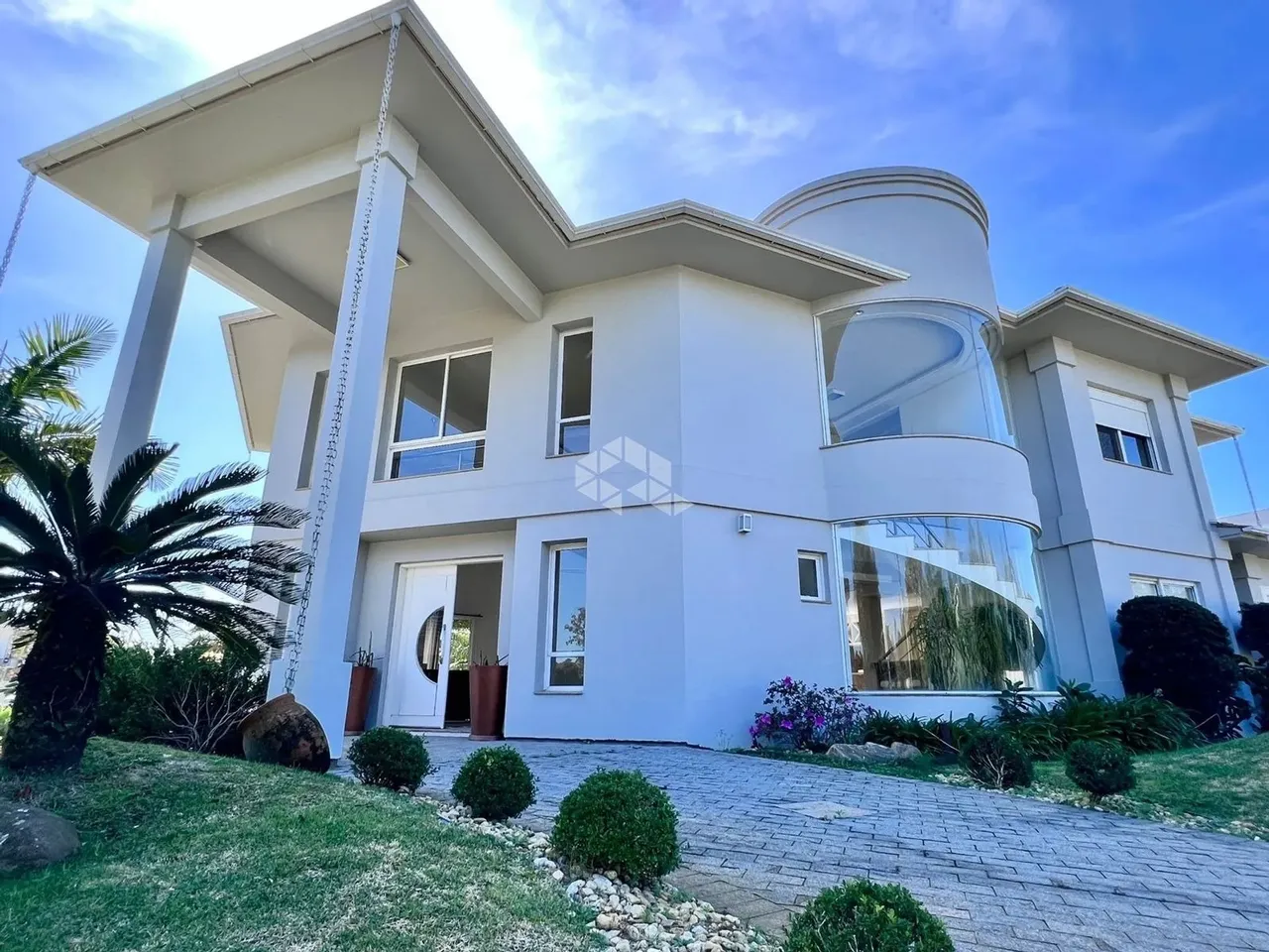 Sobrado mobiliado 4 suites condominio fechado capão da canoa rs