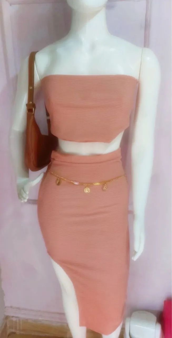 Conjunto cropped e saia rosa
