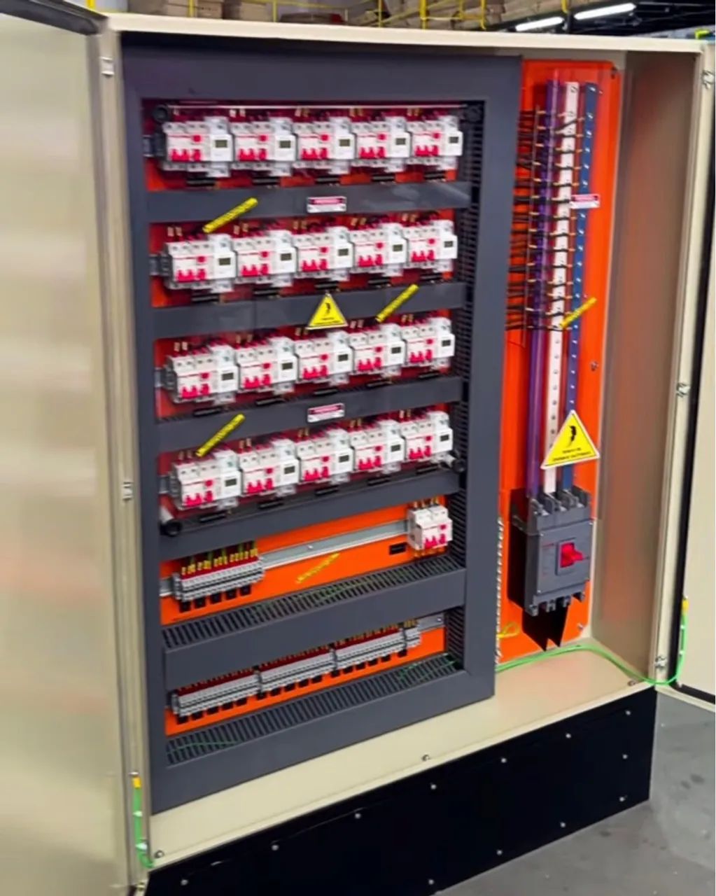 Quadro de Distribuição para Instalações Elétricas63824085336579123