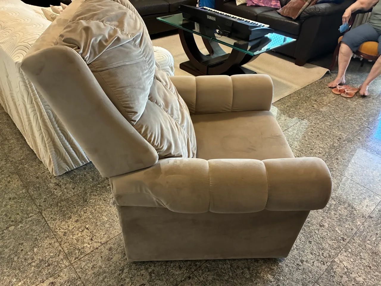 Vendo Poltrona reclinável  manual cor marrom claro aveludado. - Foto 3