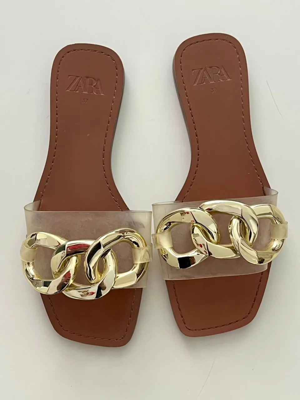 Sandália rasteirinha Zara fivela dourada