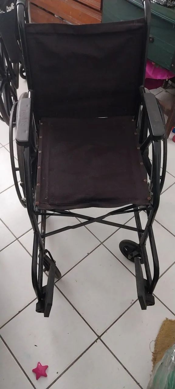 Cadeira de rodas dobrável e cadeira de banho em alumínio.  - Foto 3