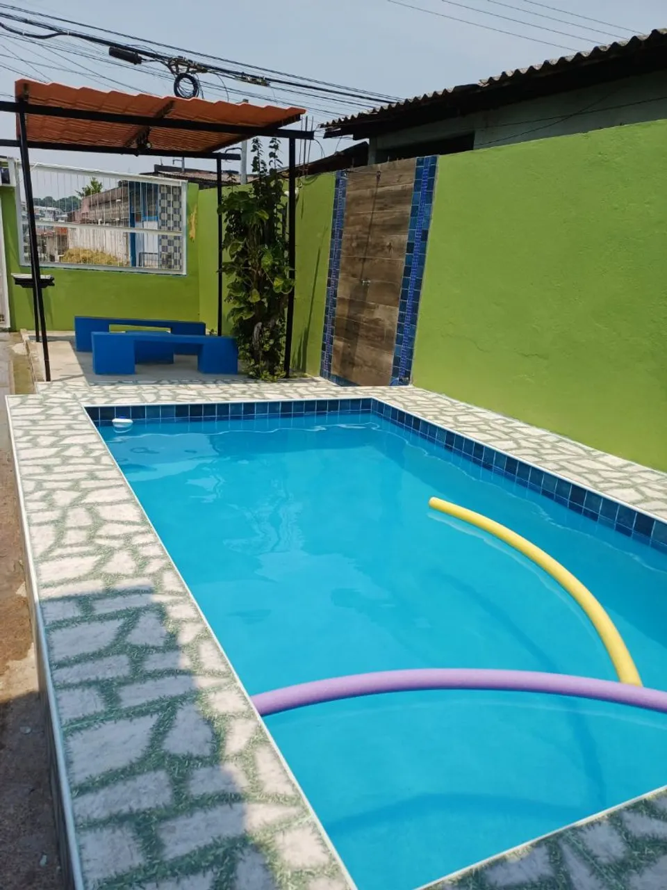 ALUGO R$ 3.300, Casa 3 quartos, edícula, piscina, luz, água, IPTU incluso, na Redenção