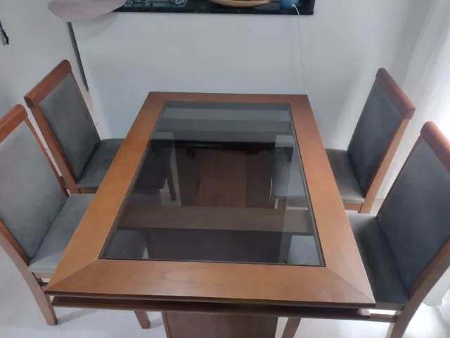 Mesa 4 cadeiras .