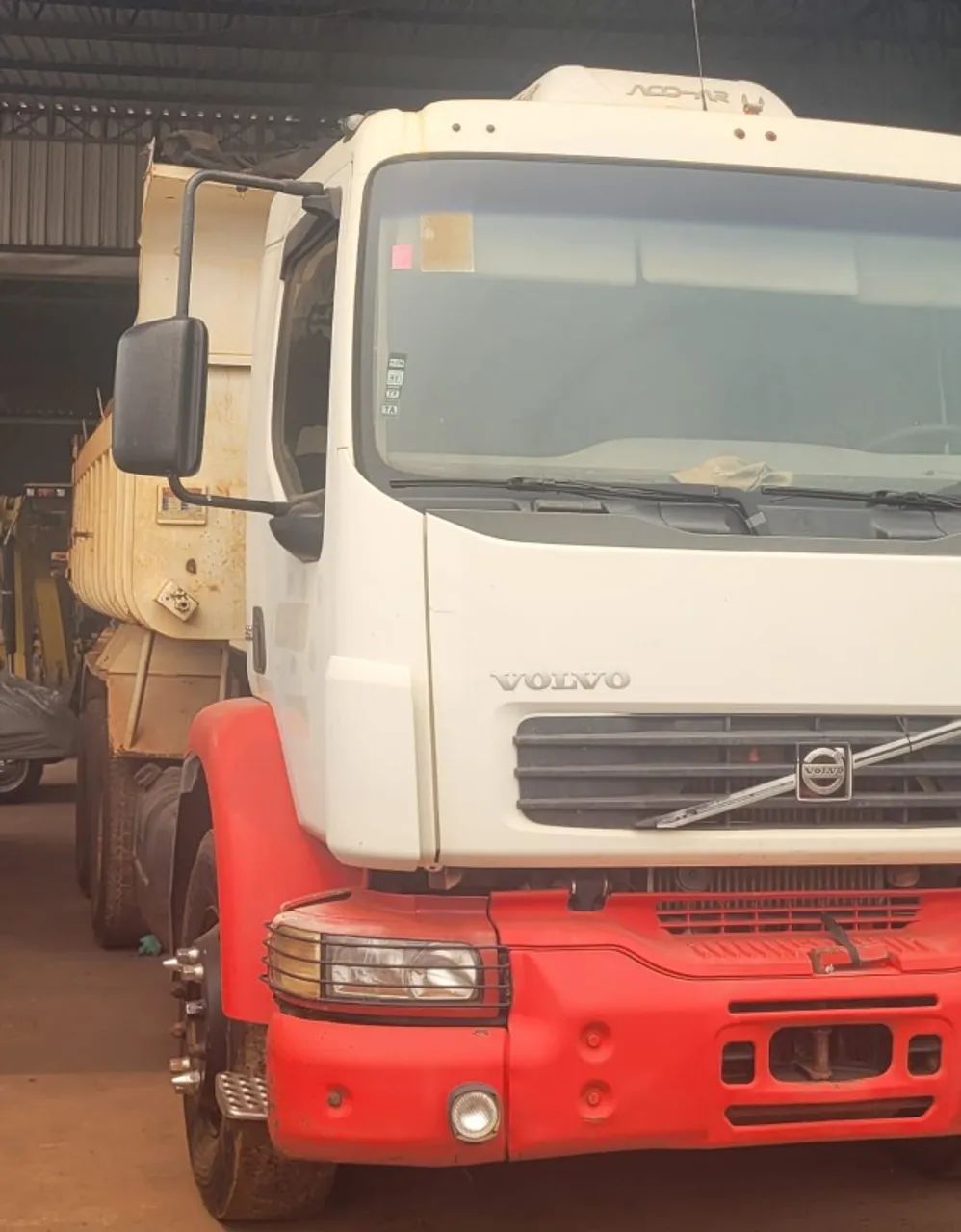 VENDO VOLVO VM 260 - 6 X 4