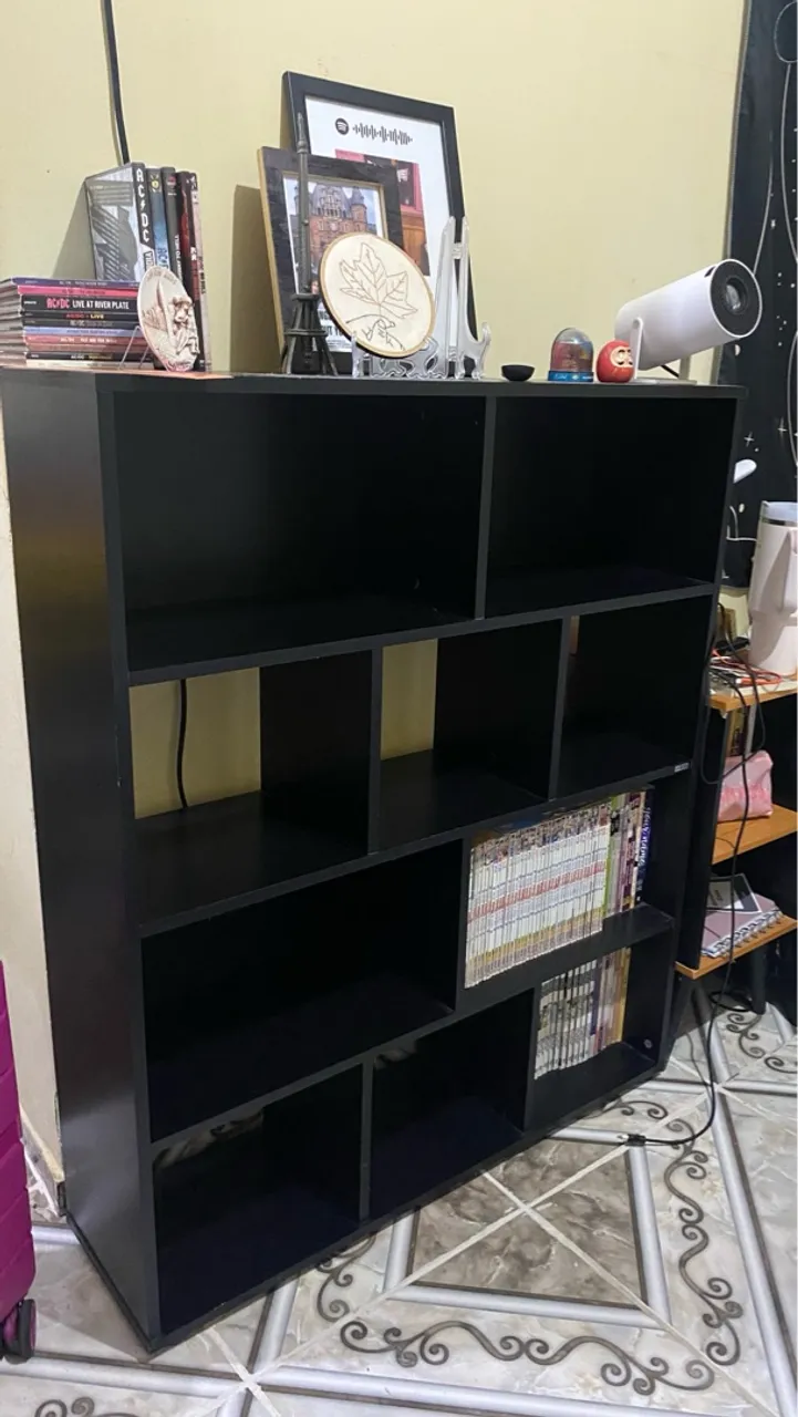Estante preta para organizar e decorar