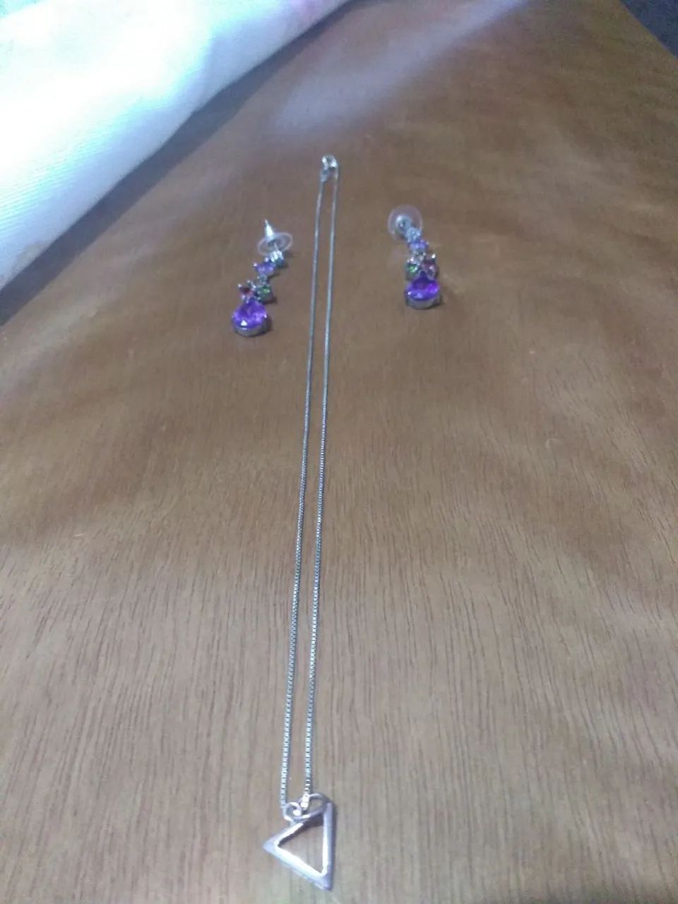 Conjunto de brincos e colar com pedras roxas - Foto 5