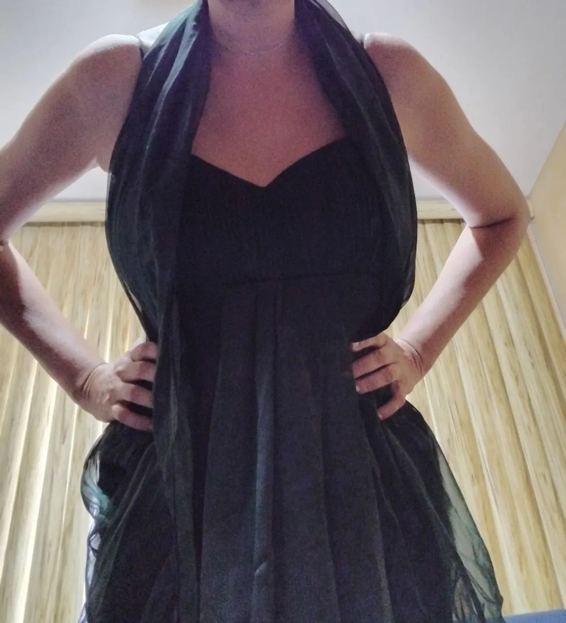 Vestido de festa verde musgo com echarpe