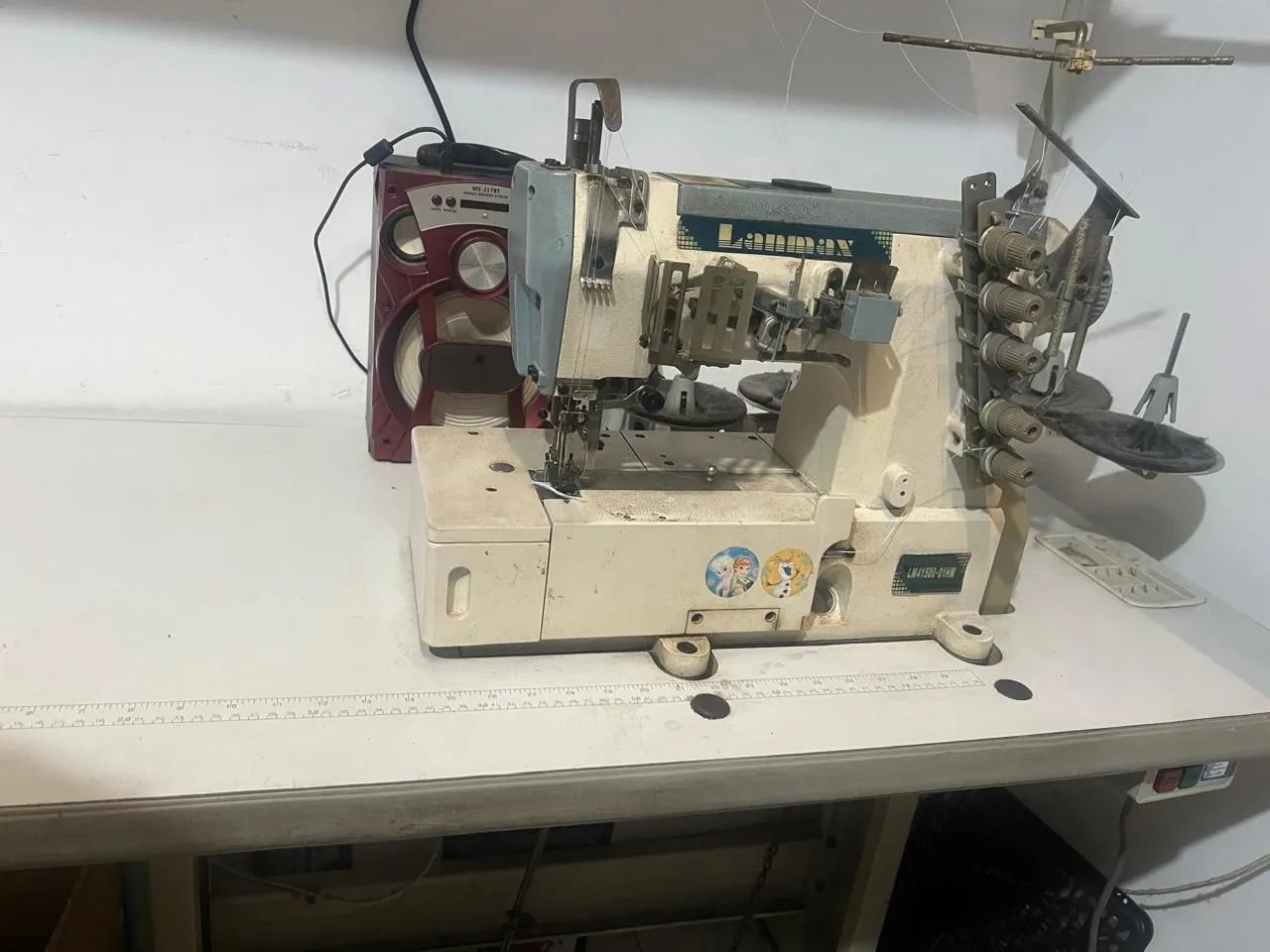 Máquina de costura Colarete industrial . - Foto 2