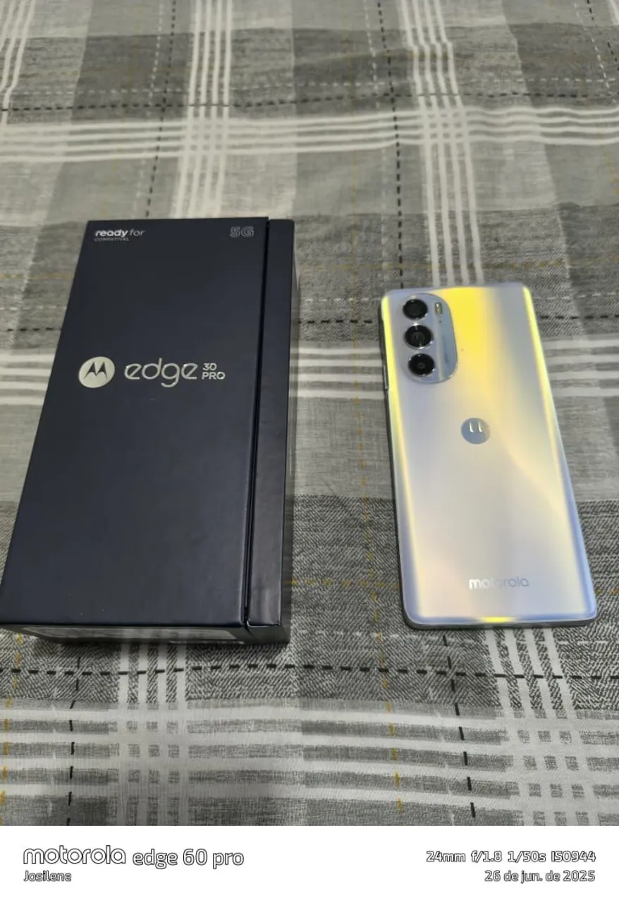 Vede-se Celular Motorola Edge 30 Pro 100% perfeito Valor R$ 1.000,00.