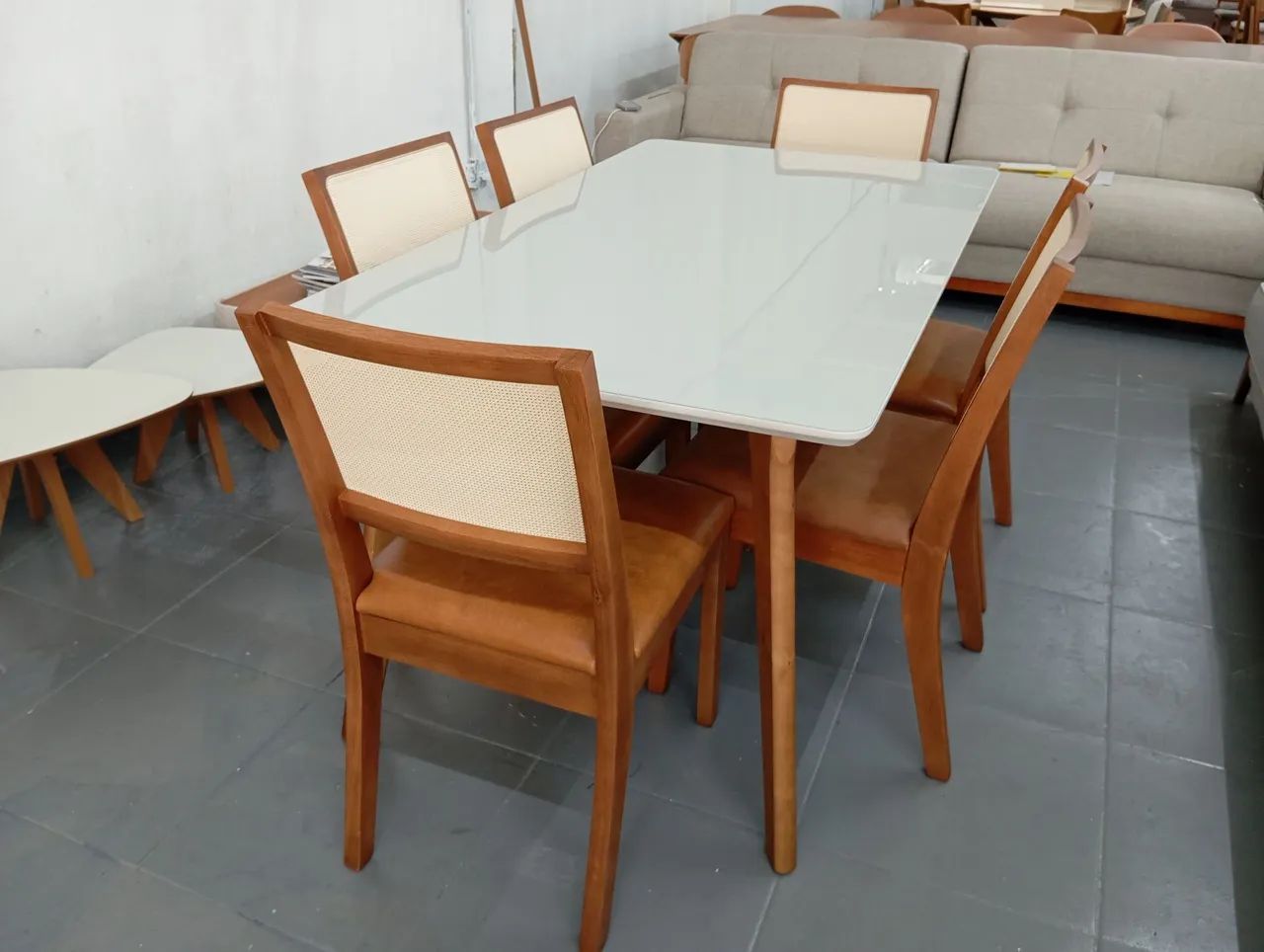 Mesa com cadeiras de madeira maciça moderna e atual  - Foto 3