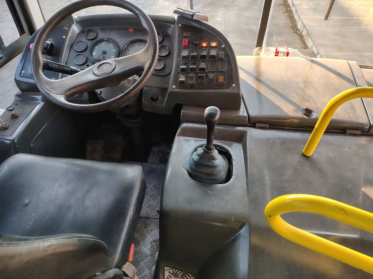 Vendo ônibus 2011 Mercedes Benz - Foto 2