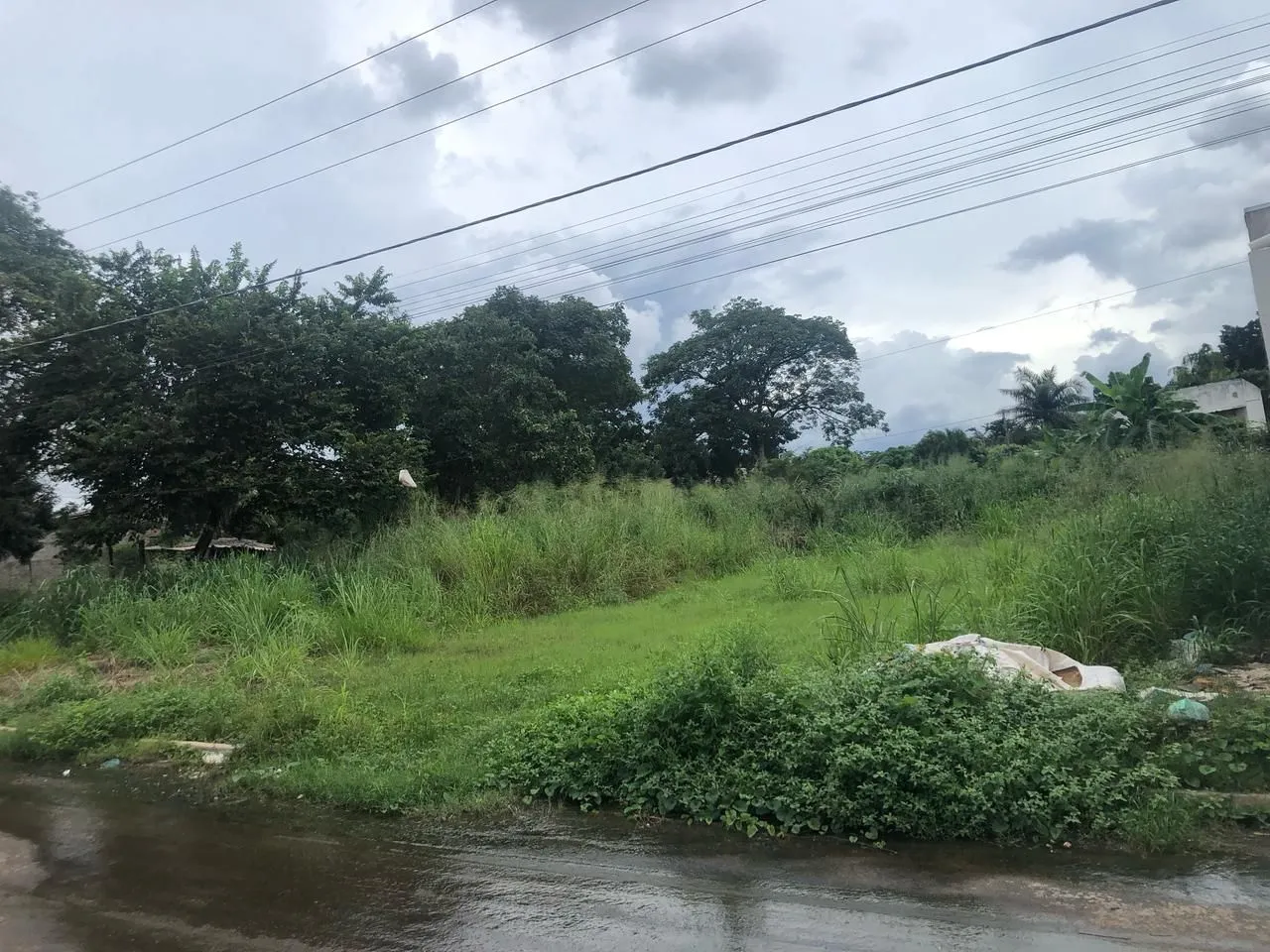 Vende-se terreno 12x30 no bairro Jardim Portigua em Várzea Grande-MT 