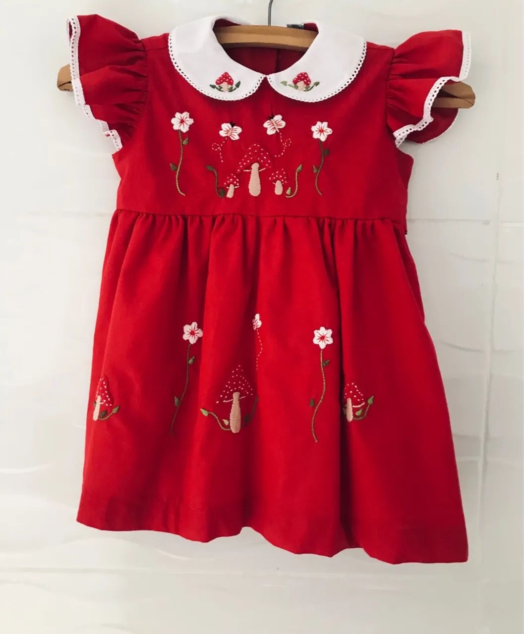 Vestido vermelho com bordado de cogumelos