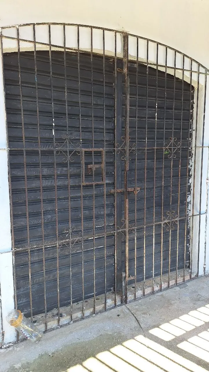 Porta de enrolar Medindo 215 largura X 2,50 altura