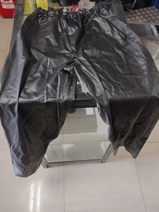 Calça de chuva impermeável pouquíssimo usado boa condição 