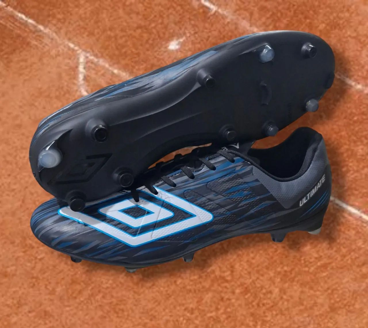 Chuteira UMBRO Ultemate N° 43 (Campo Travas Altas)