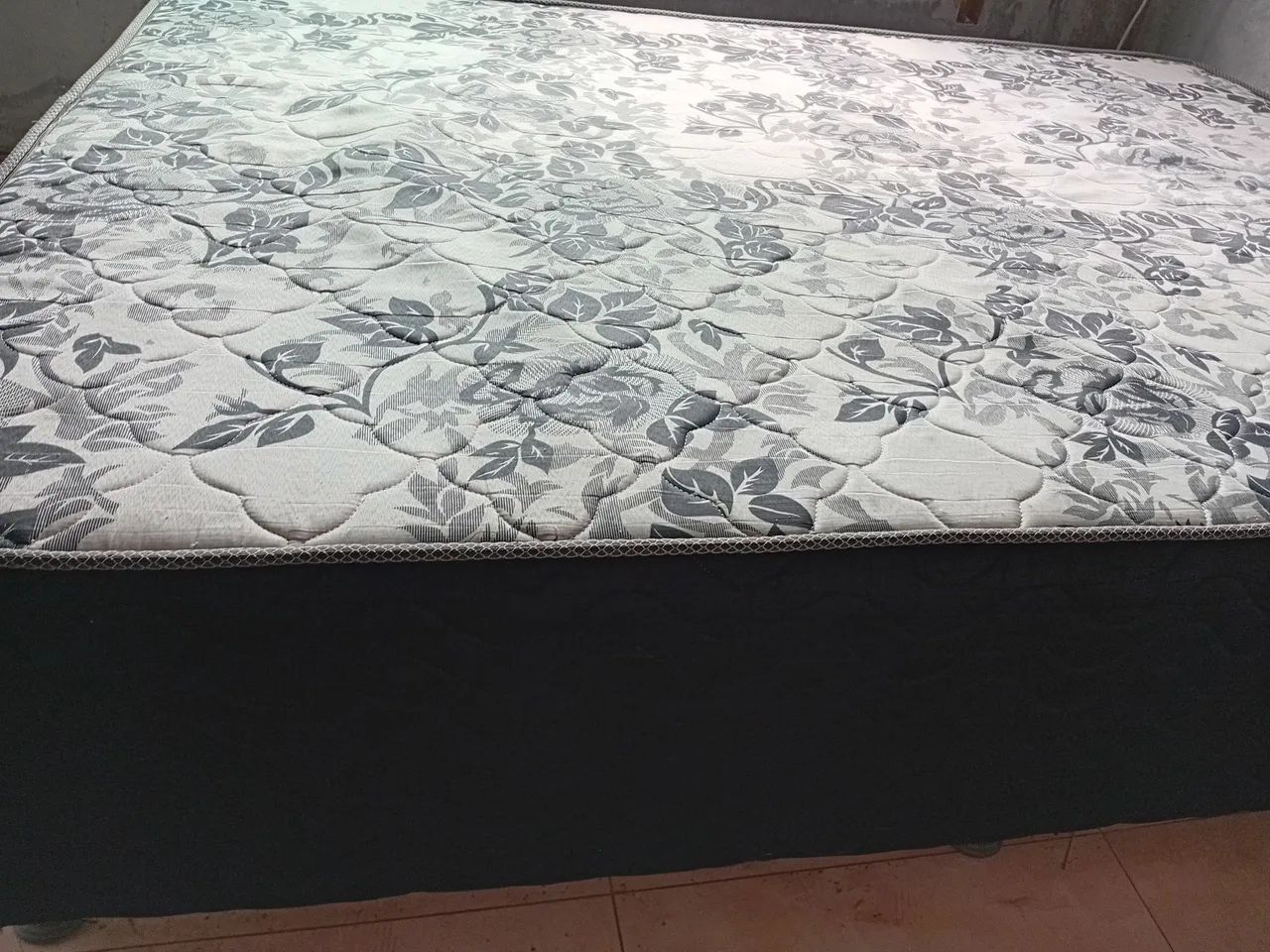 Cama de casal bem conservada.65171916280962120