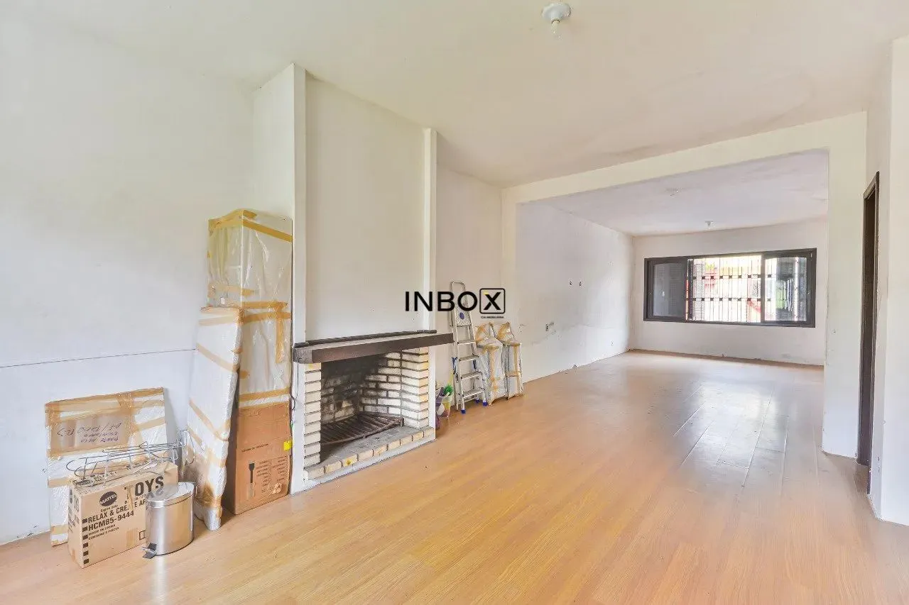 Ótima casa com 450 m² privativos, em terreno plano, semi mobiliada, com 4 dormitórios, par