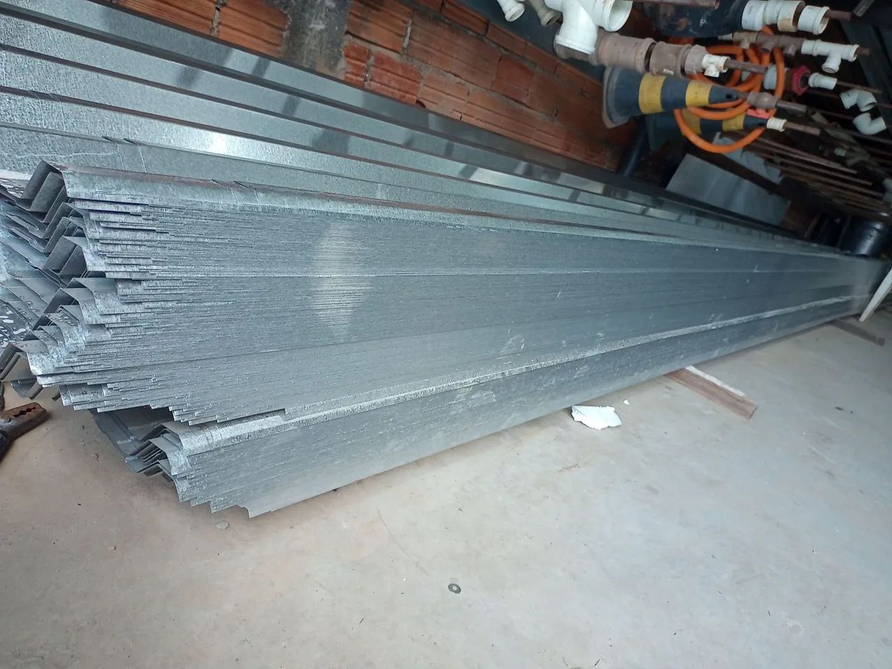 Vendo lote de telhas galvanizada com 7m de comprimento e 1,05 de largura?Leia o anúncio ?