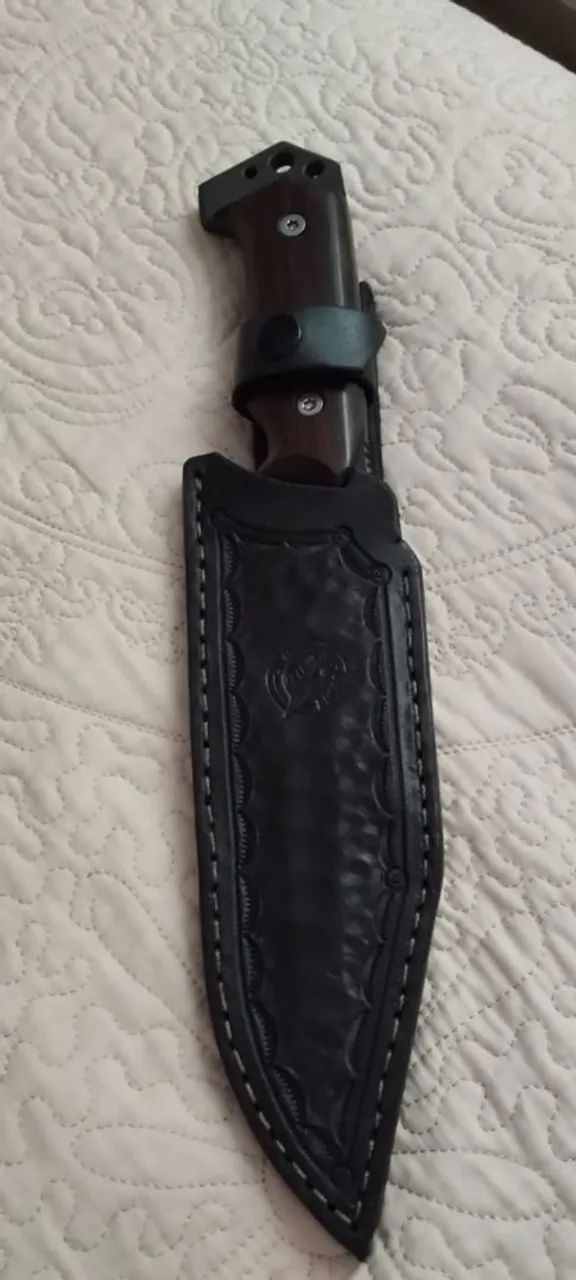 Faca de Acampamento com Bainha de Couro