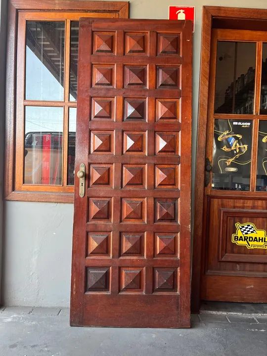 Porta de madeira maciça com design clássico
