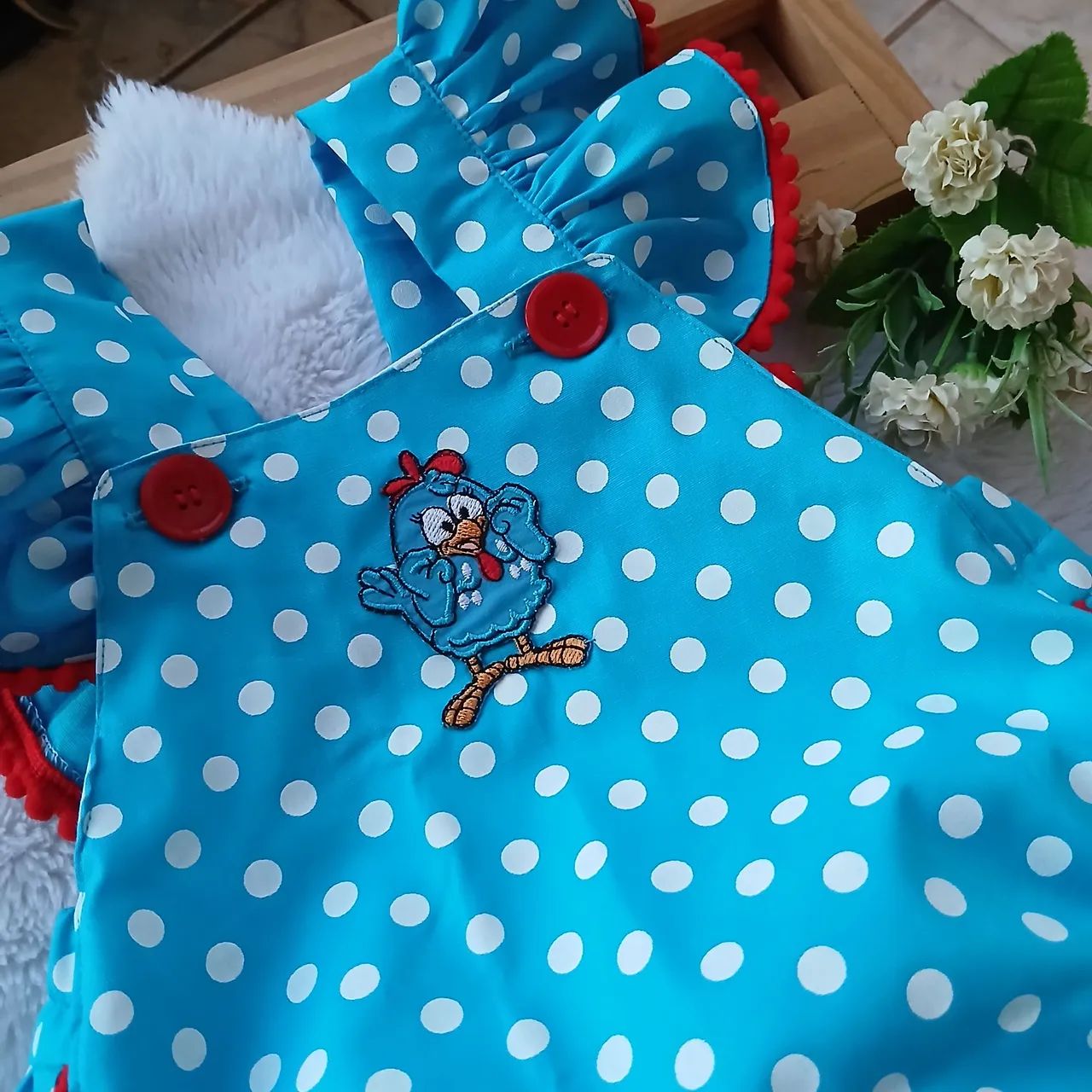 Romper Galinha Pintadinha - Azul com vermelho  - Foto 2