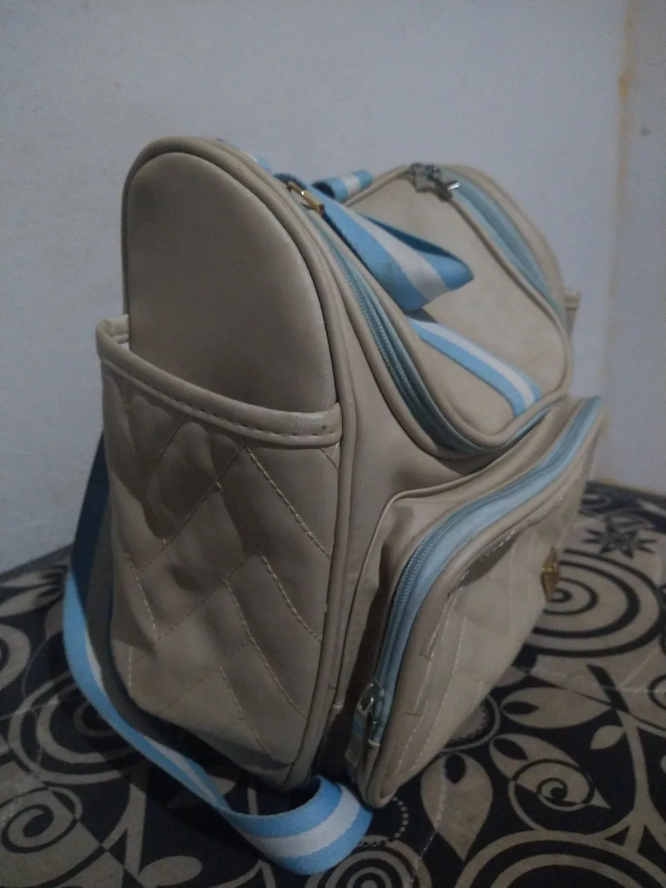 Bolsa Maternidade Bege com Detalhes em Azul