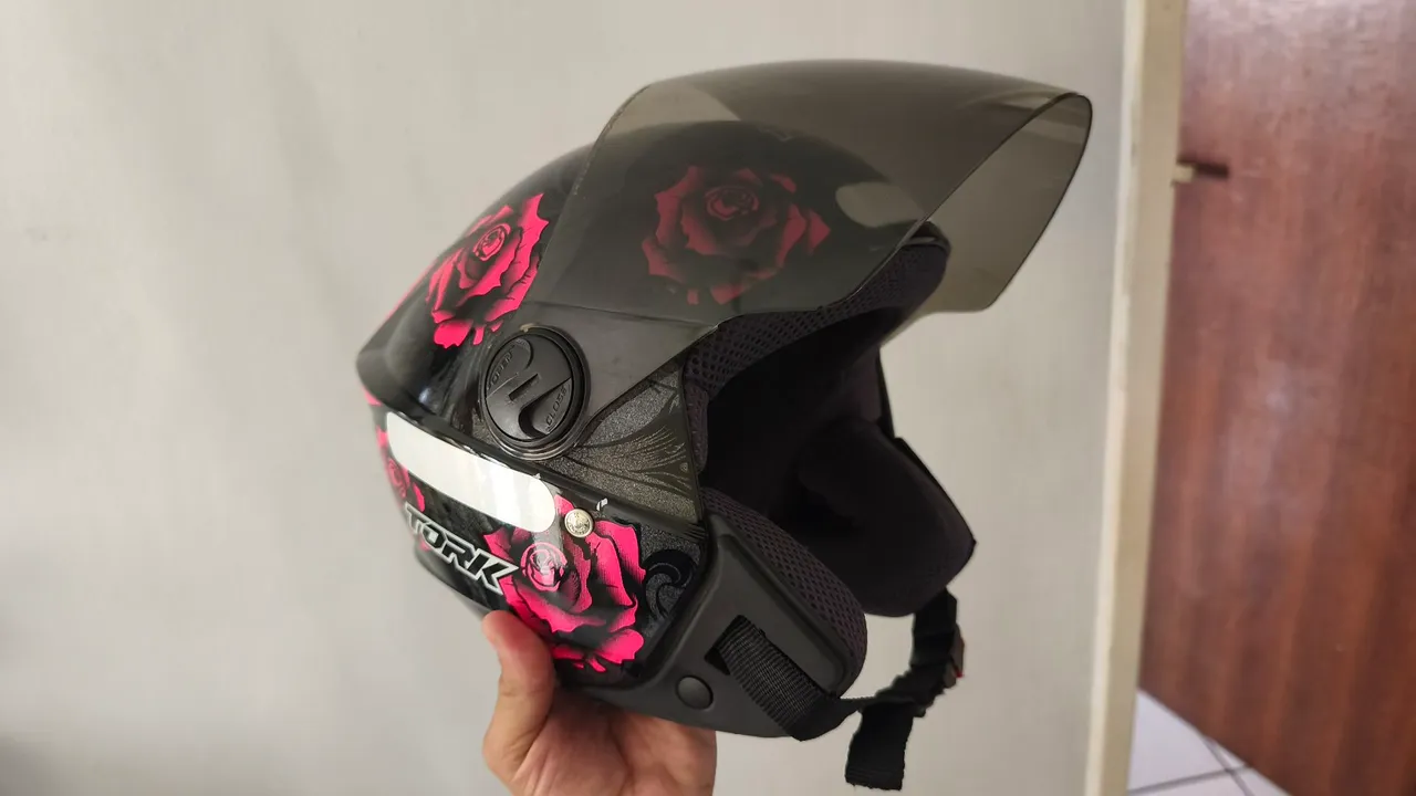 Capacete Tork com Design de Rosas