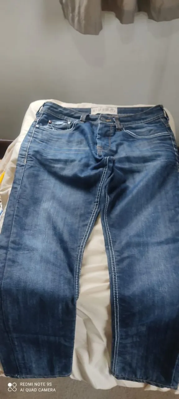 Calça Jeans Azul com Detalhes em Costura Branca